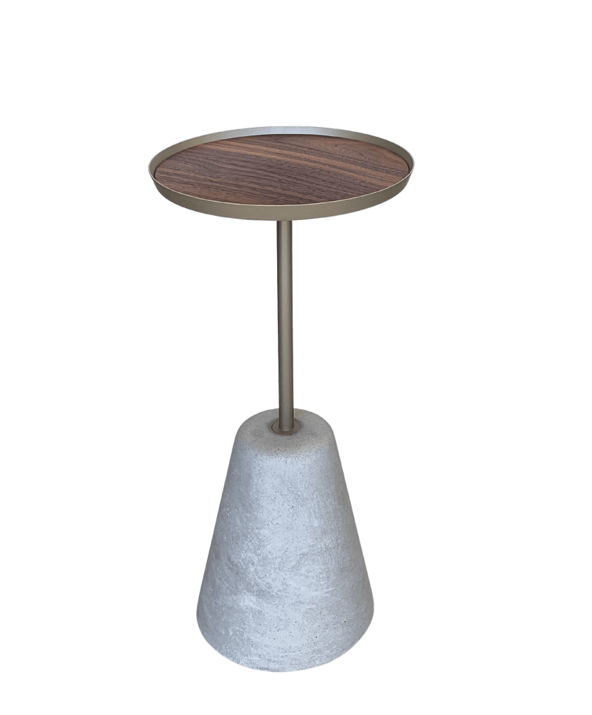 Mesa lateral baja Nordic de 53 cm de altura con tope de nogueira, borde metálico champagne y base de cemento natural."