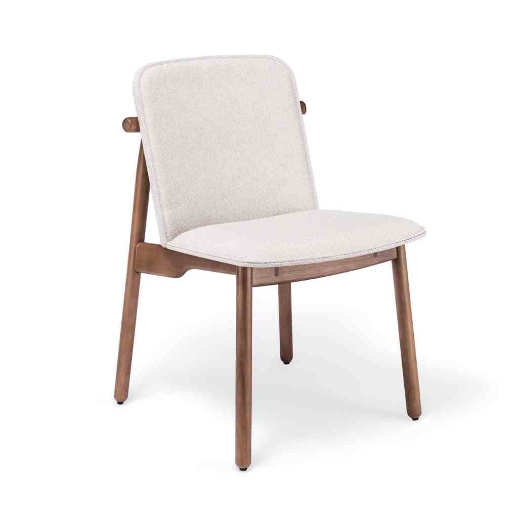 Silla Guanabara en madera con tapizado beige vista trasera diseño moderno