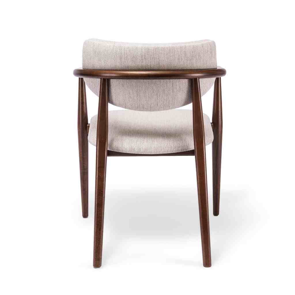 Silla Isis en madera con brazos y tapizado beige diseño moderno elegante