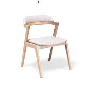 Silla Finn en madera clara con tapizado beige diseño moderno