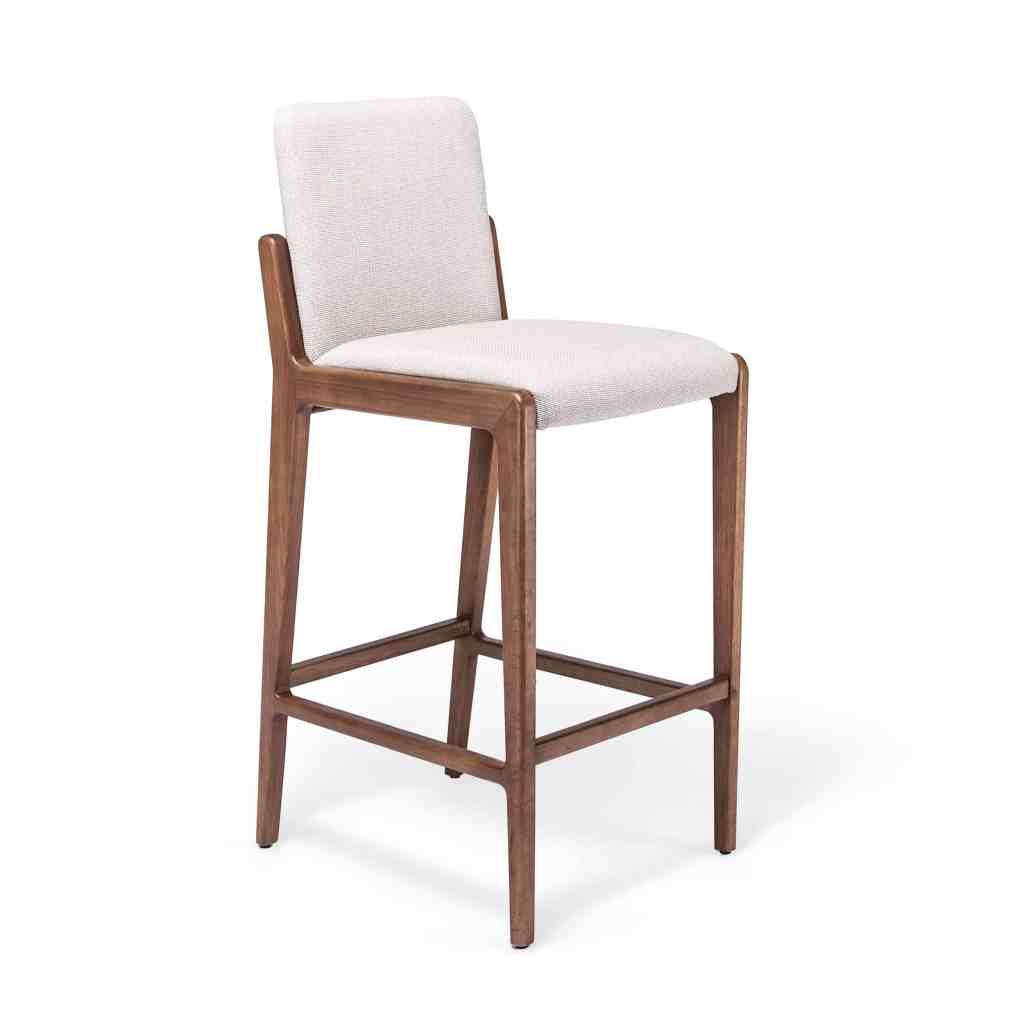 Banqueta Carmen de madera con asiento y respaldo tapizados en tela clara, diseño moderno para isla de cocina