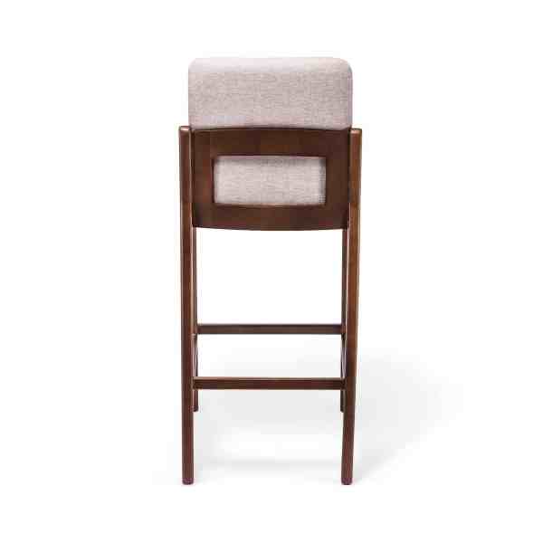 Banqueta Carmen de madera con asiento y respaldo tapizados en tela clara, diseño moderno para isla de cocina