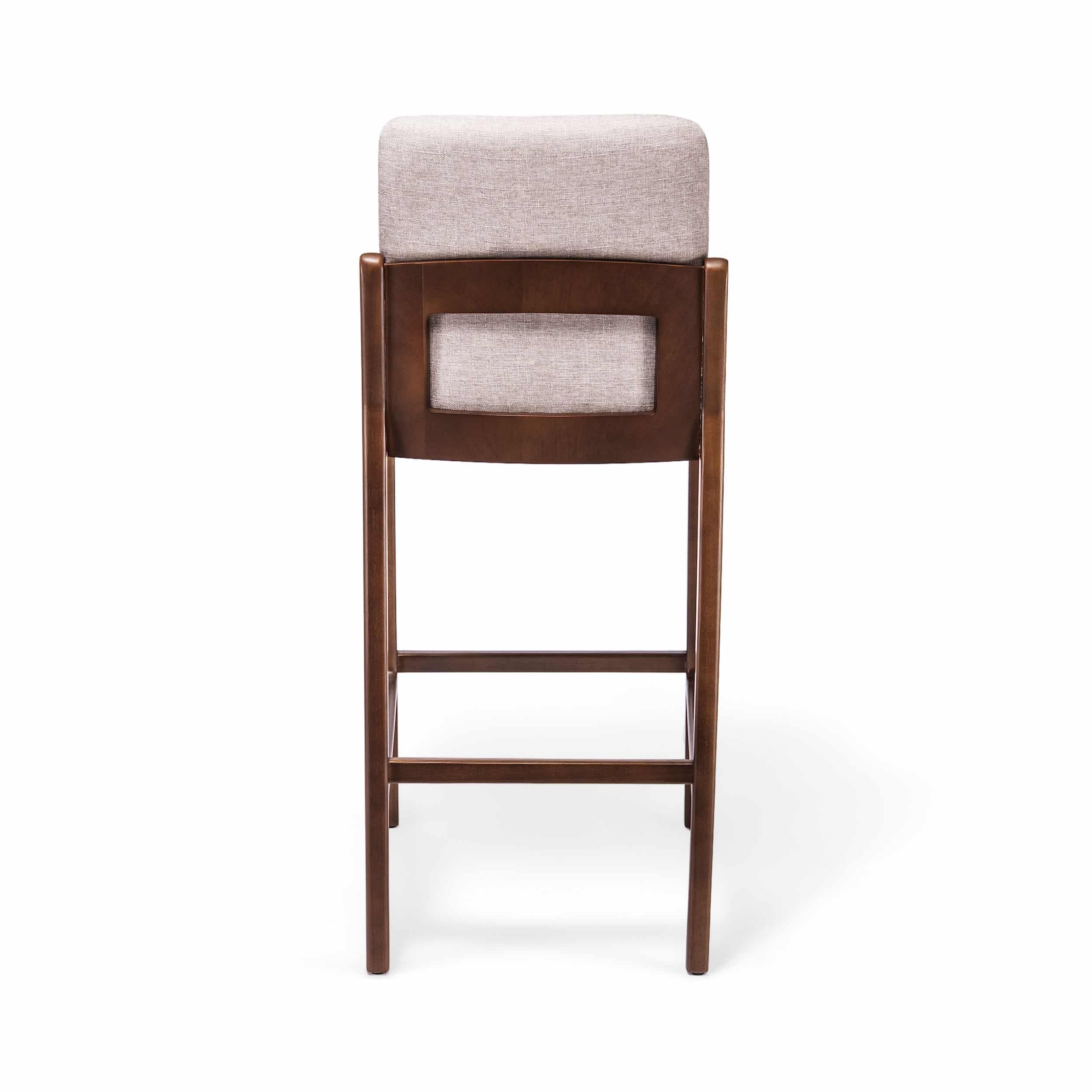 Banqueta Carmen de madera con asiento y respaldo tapizados en tela clara, diseño moderno para isla de cocina