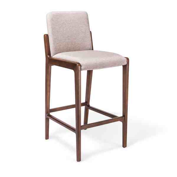 Banqueta Carmen de madera con asiento y respaldo tapizados en tela clara, diseño moderno para isla de cocina
