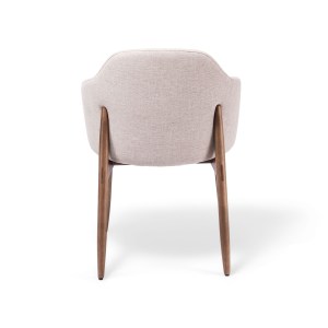 Silla Nancy tapizada en tela clara con respaldo curvo envolvente y patas de madera natural