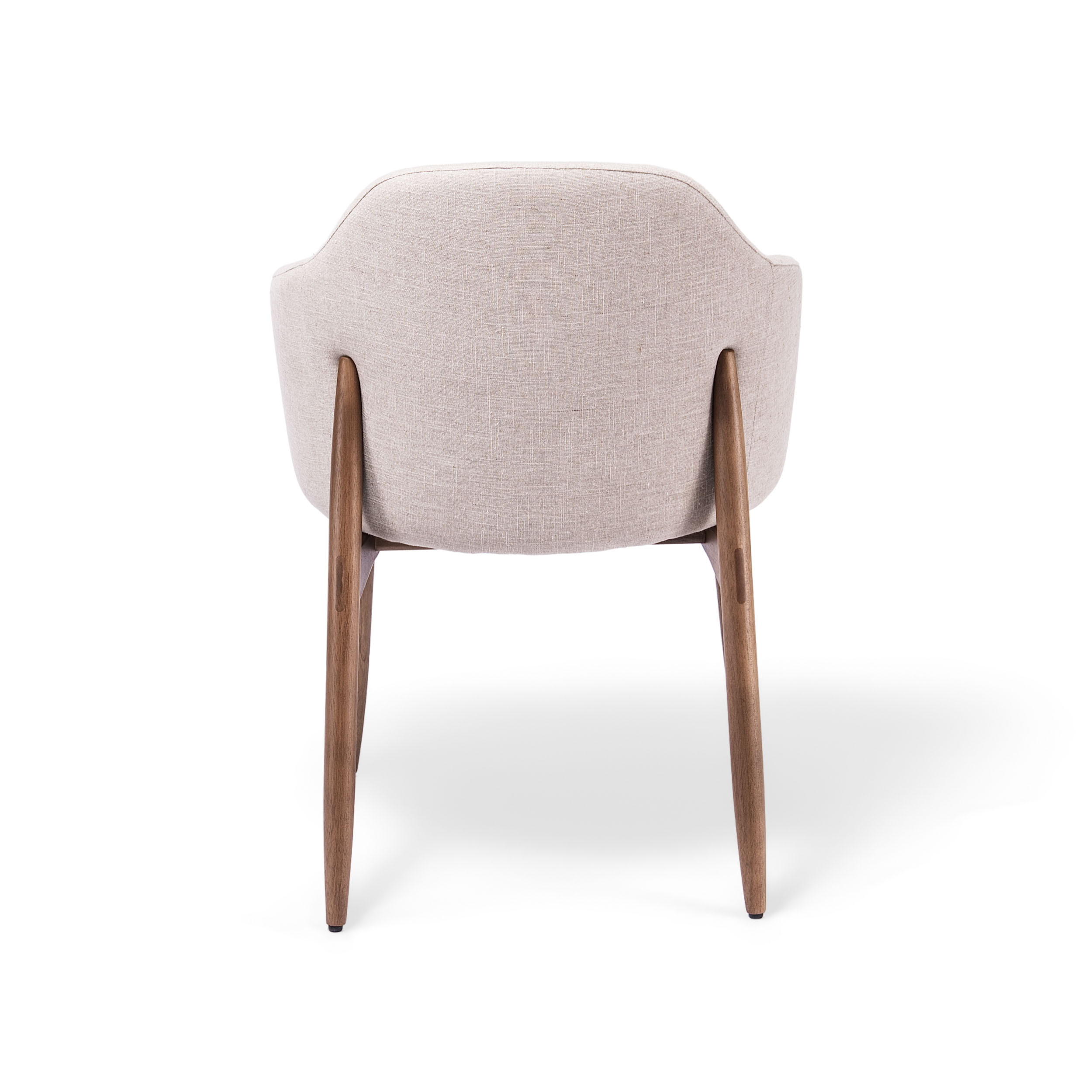 Silla Nancy tapizada en tela clara con respaldo curvo envolvente y patas de madera natural