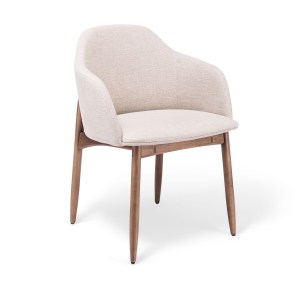 Silla Nancy tapizada con patas de madera y diseño envolvente. Ideal para comedores modernos que buscan confort y elegancia en Panamá.
