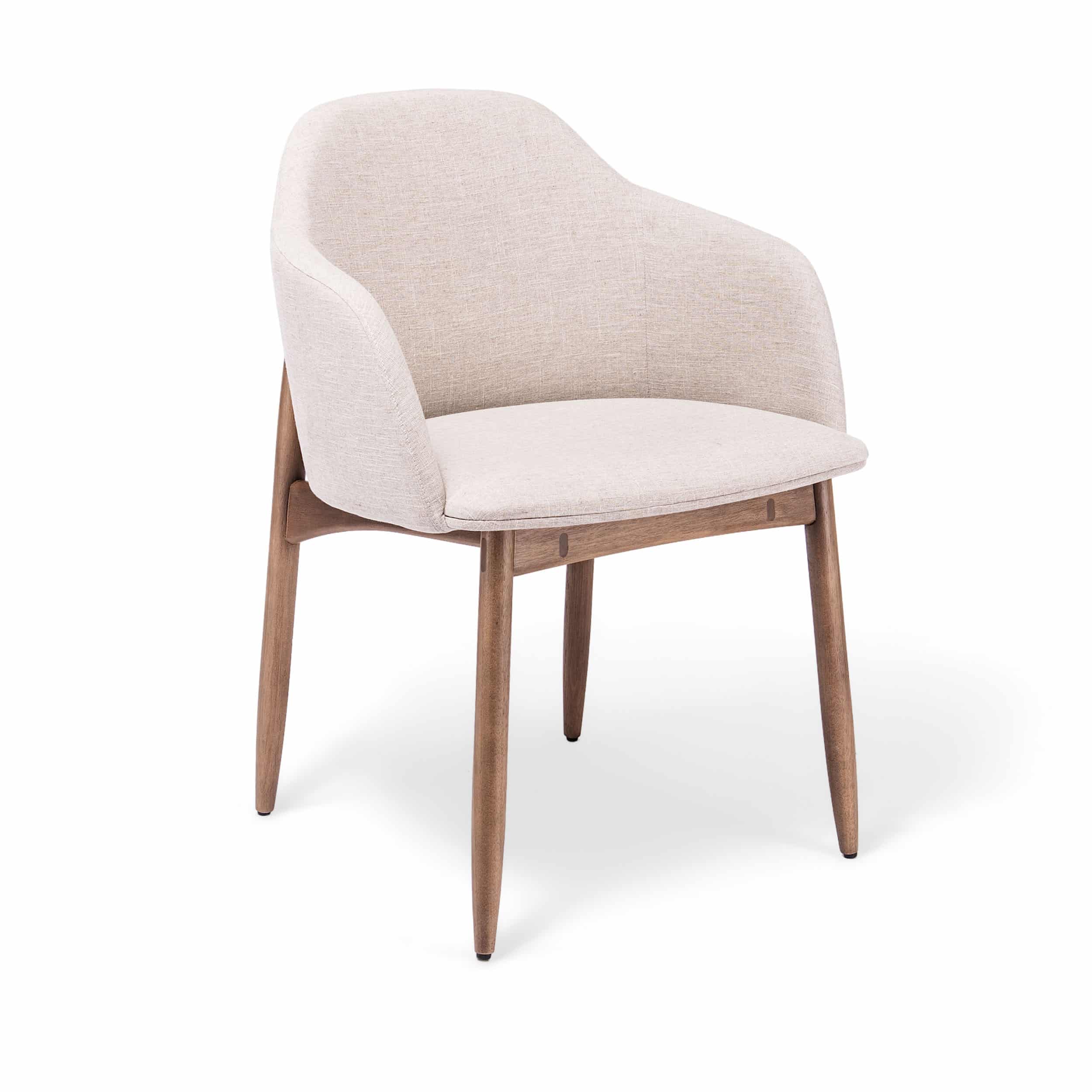 Silla Nancy tapizada con patas de madera y diseño envolvente. Ideal para comedores modernos que buscan confort y elegancia en Panamá.
