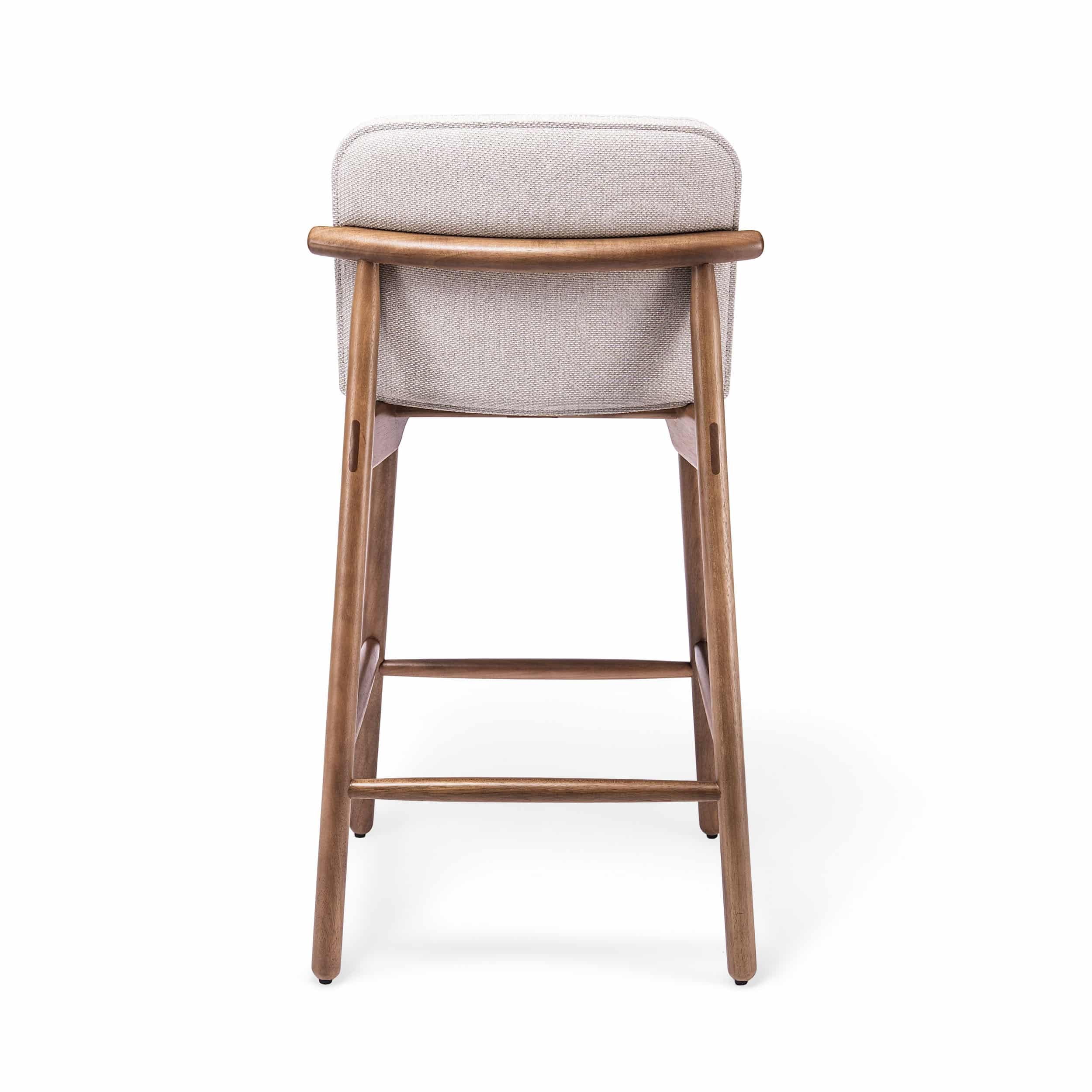 Banqueta Guanabara de madera con asiento y respaldo tapizados, diseño moderno brasileño para isla de cocina