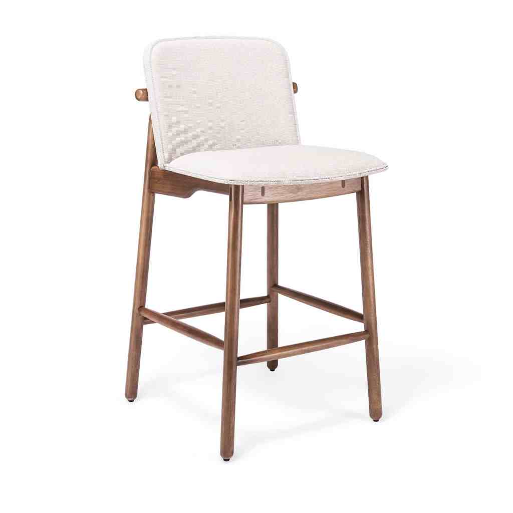 Banqueta Guanabara de madera con asiento y respaldo tapizados, diseño moderno brasileño para isla de cocina