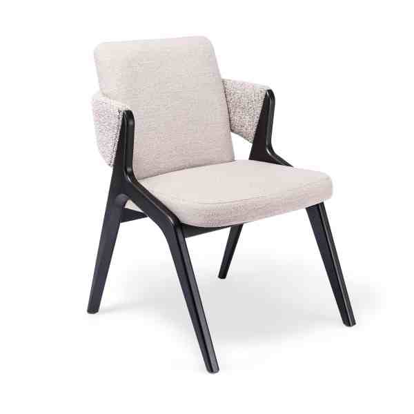 Silla Versa tapizada en tela clara con estructura negra, diseño moderno con respaldo acolchado y brazos integrados