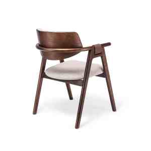 Silla Ayla de madera oscura con brazos, detalle en cuerda marrón y tapizado en tela clara