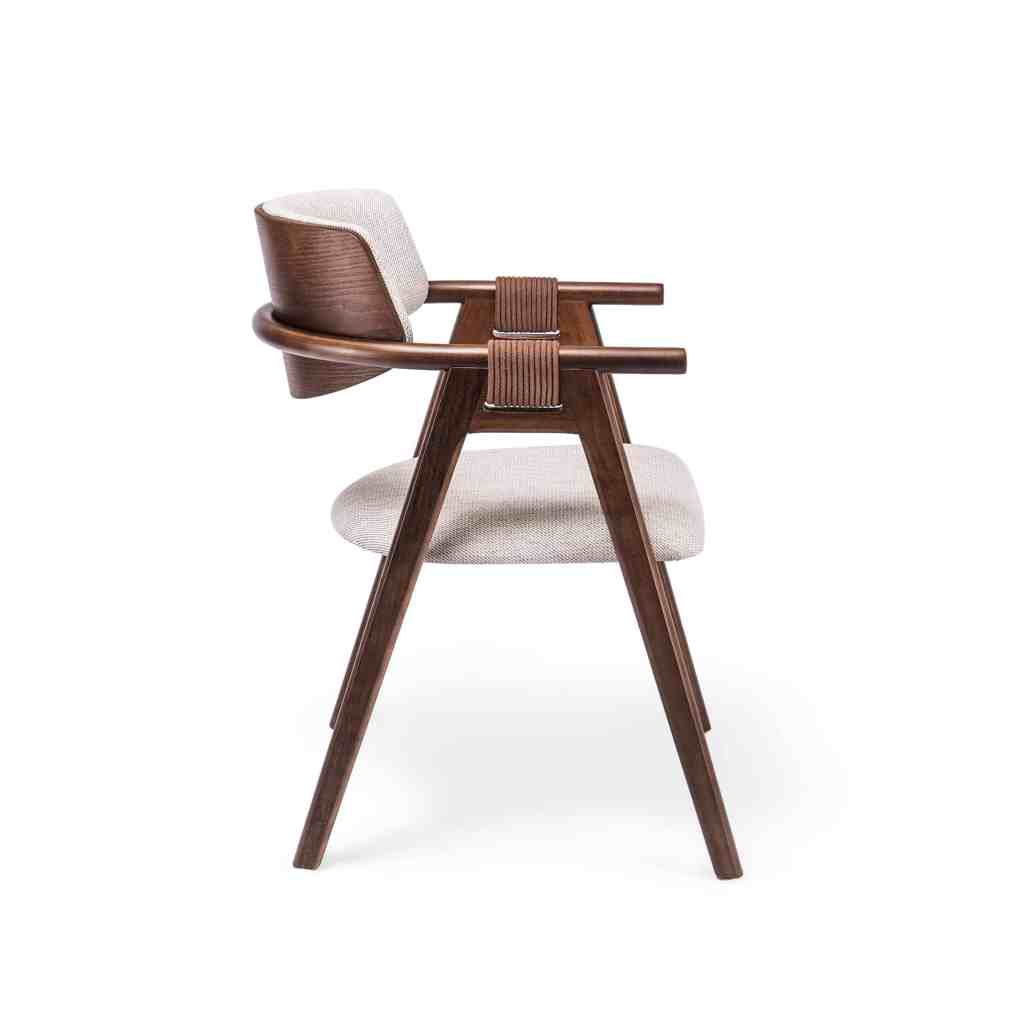 Silla Ayla de madera oscura con brazos, detalle en cuerda marrón y tapizado en tela clara