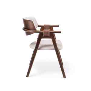 Silla Ayla de madera oscura con brazos, detalle en cuerda marrón y tapizado en tela clara