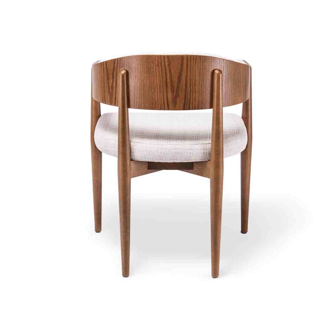 Silla Amelia de madera con respaldo curvo envolvente y asiento tapizado en tela clara