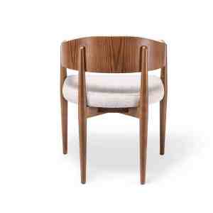 Silla Amelia de madera con respaldo curvo envolvente y asiento tapizado en tela clara
