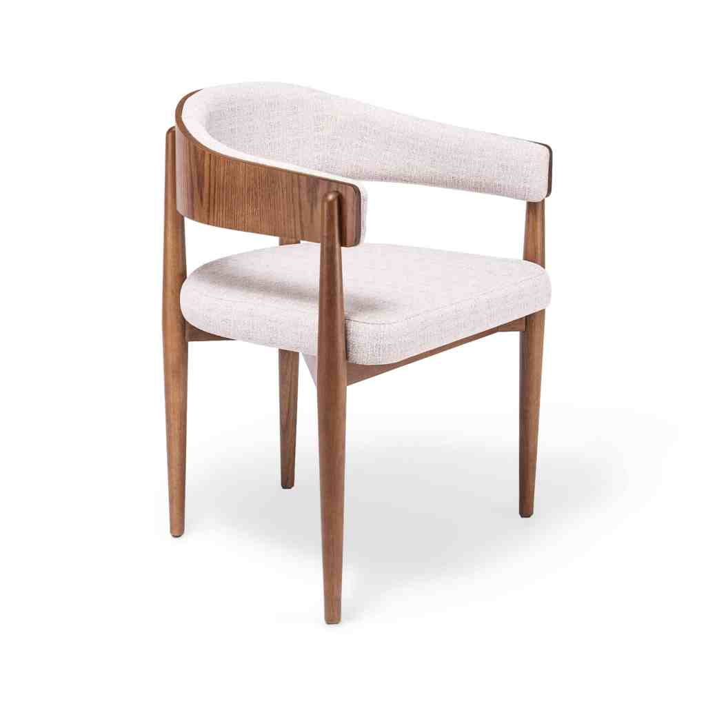 Silla Amelia de madera con respaldo curvo envolvente y asiento tapizado en tela clara