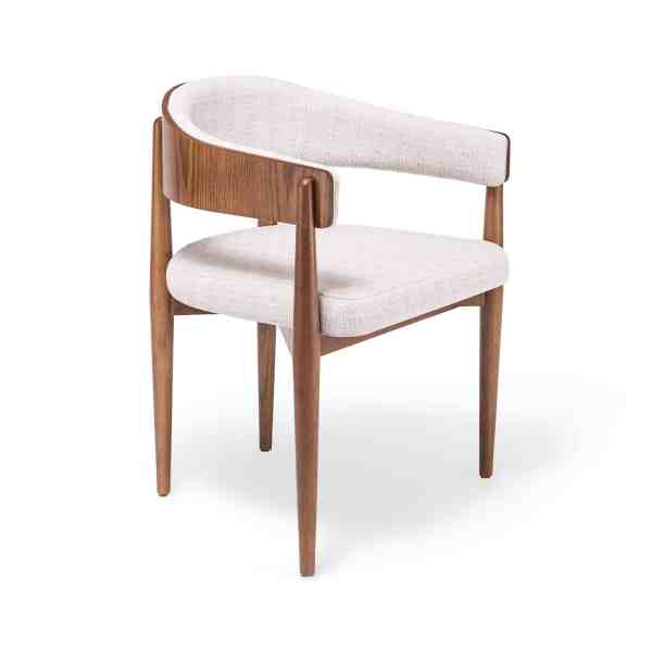 Silla Amelia de madera con respaldo curvo envolvente y asiento tapizado en tela clara