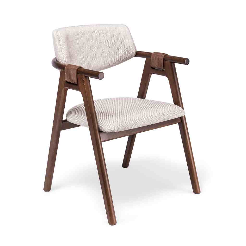 Silla Ayla de madera con brazos curvos, asiento tapizado en tela clara y detalle en cuerda decorativa color marrón