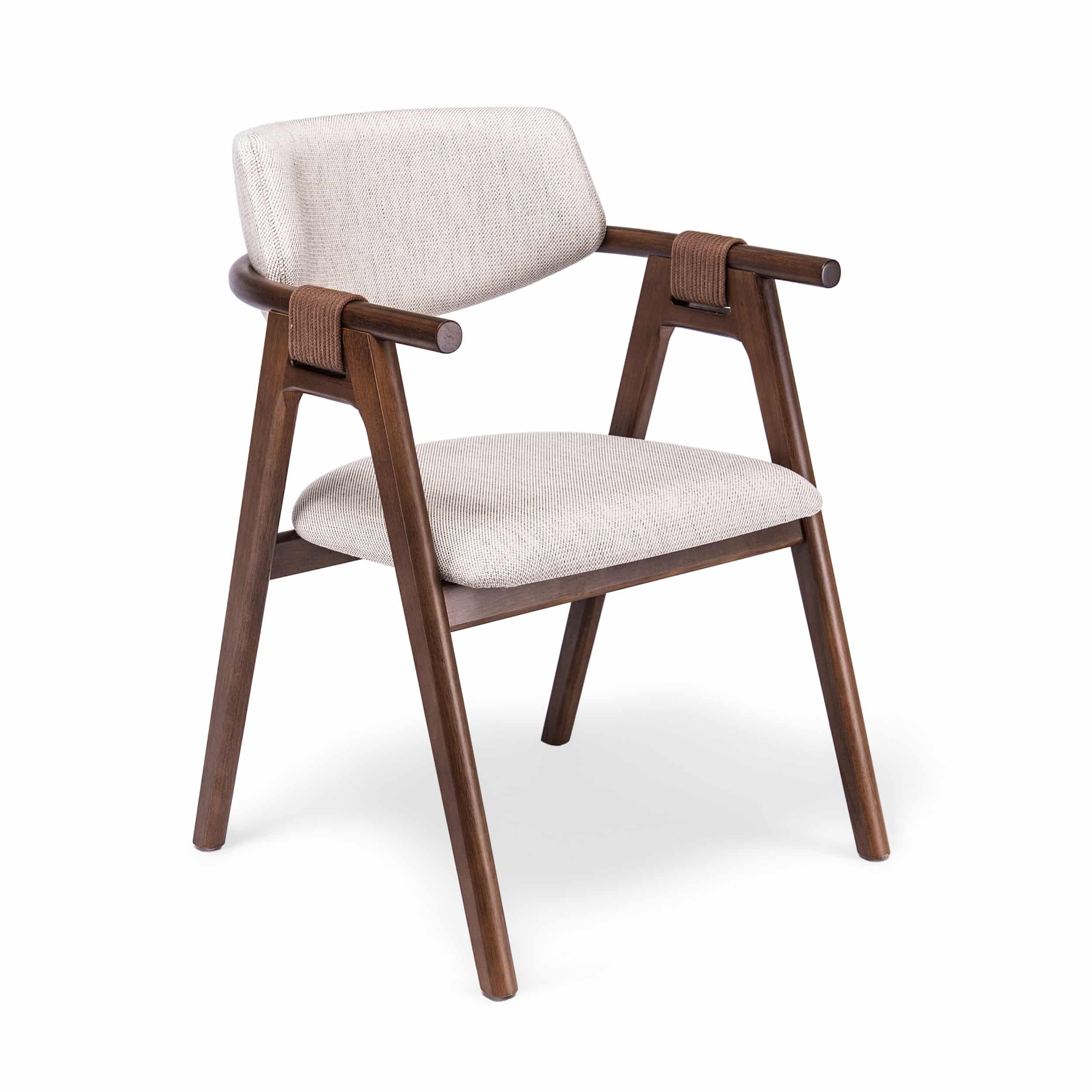 Silla Ayla de madera con brazos curvos, asiento tapizado en tela clara y detalle en cuerda decorativa color marrón