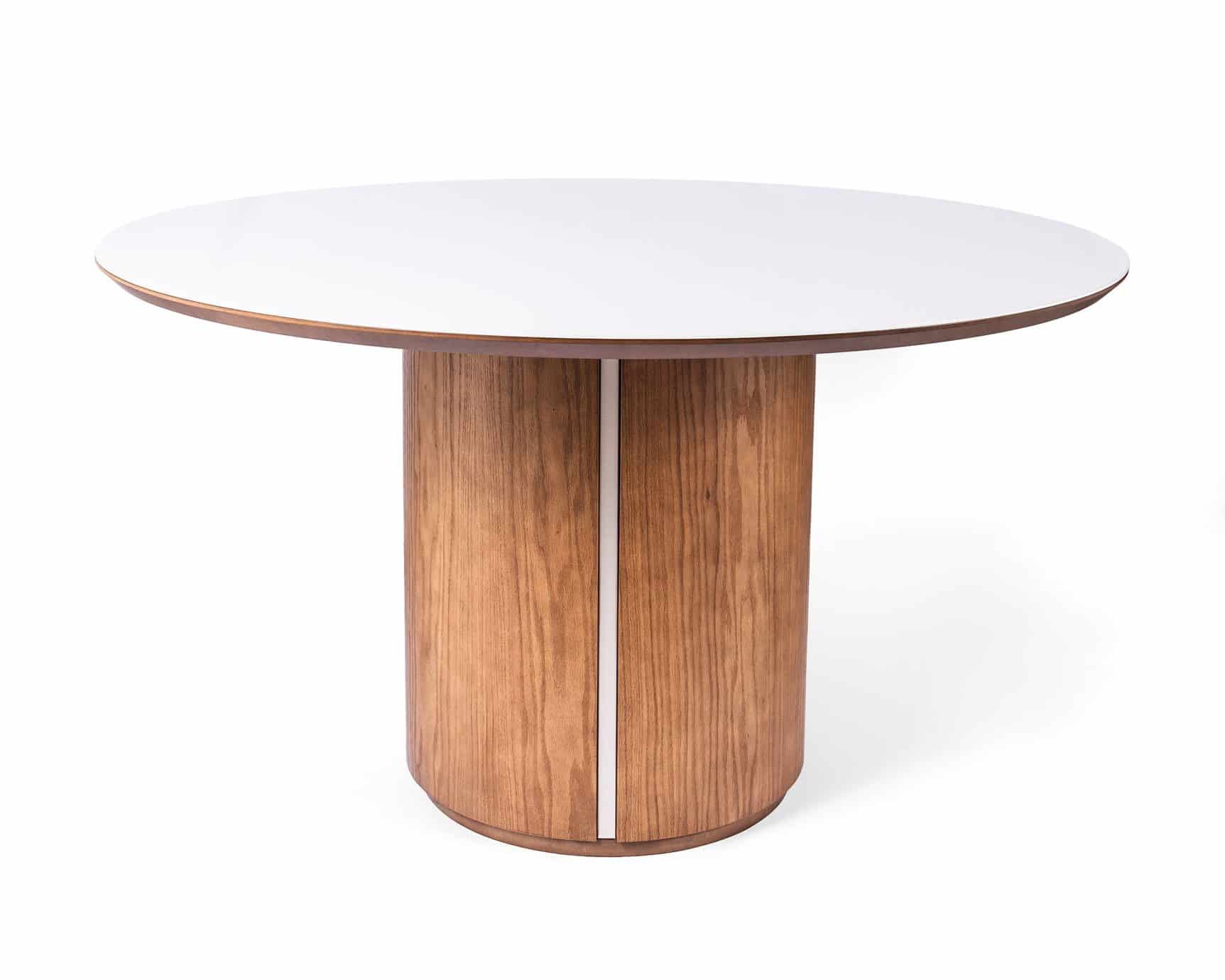 Mesa Moon redonda moderna con base escultórica en madera almendra