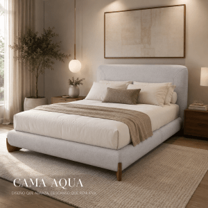 Cama Queen Aqua tapizada en tela clara con detalles en madera natural