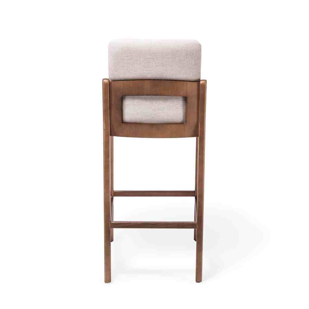 Banqueta Carmen de madera con asiento y respaldo tapizados en tela clara, diseño moderno para isla de cocina