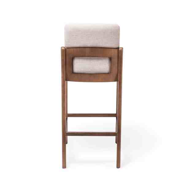 Banqueta Carmen de madera con asiento y respaldo tapizados en tela clara, diseño moderno para isla de cocina