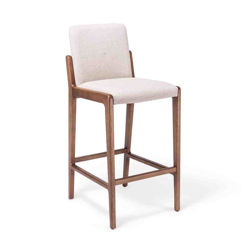 Banqueta Carmen de madera con asiento y respaldo tapizados en tela clara, diseño moderno para isla de cocina