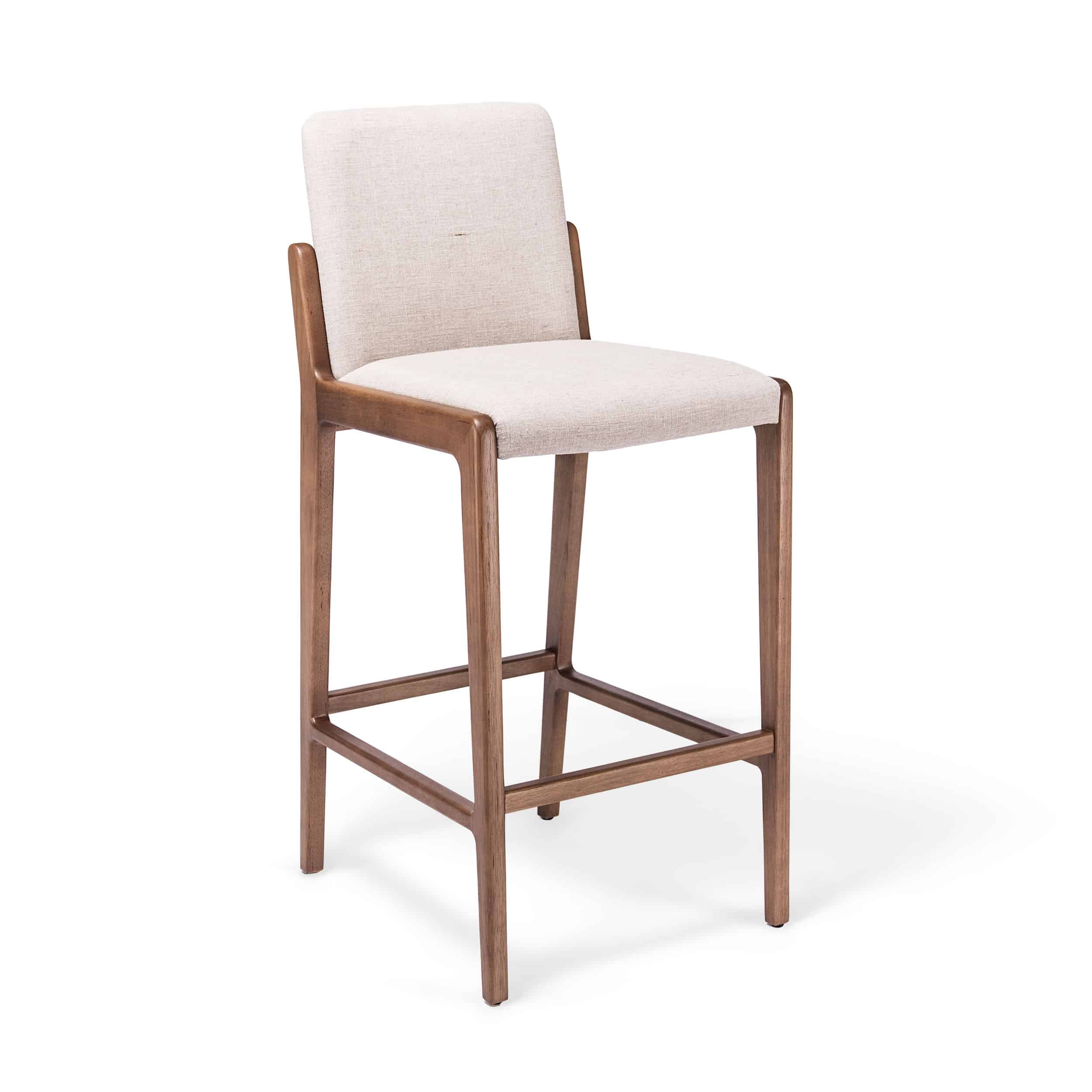 Banqueta Carmen de madera con asiento y respaldo tapizados en tela clara, diseño moderno para isla de cocina
