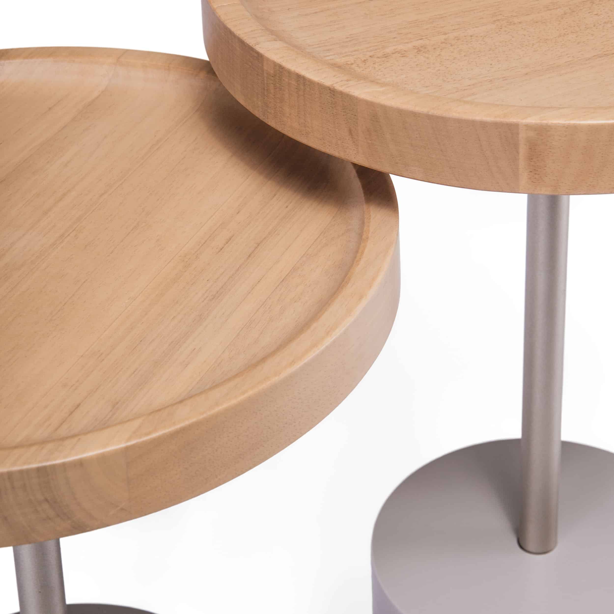 Mesa lateral Tri en madera clara con base moderna color gris diseño contemporáneo
