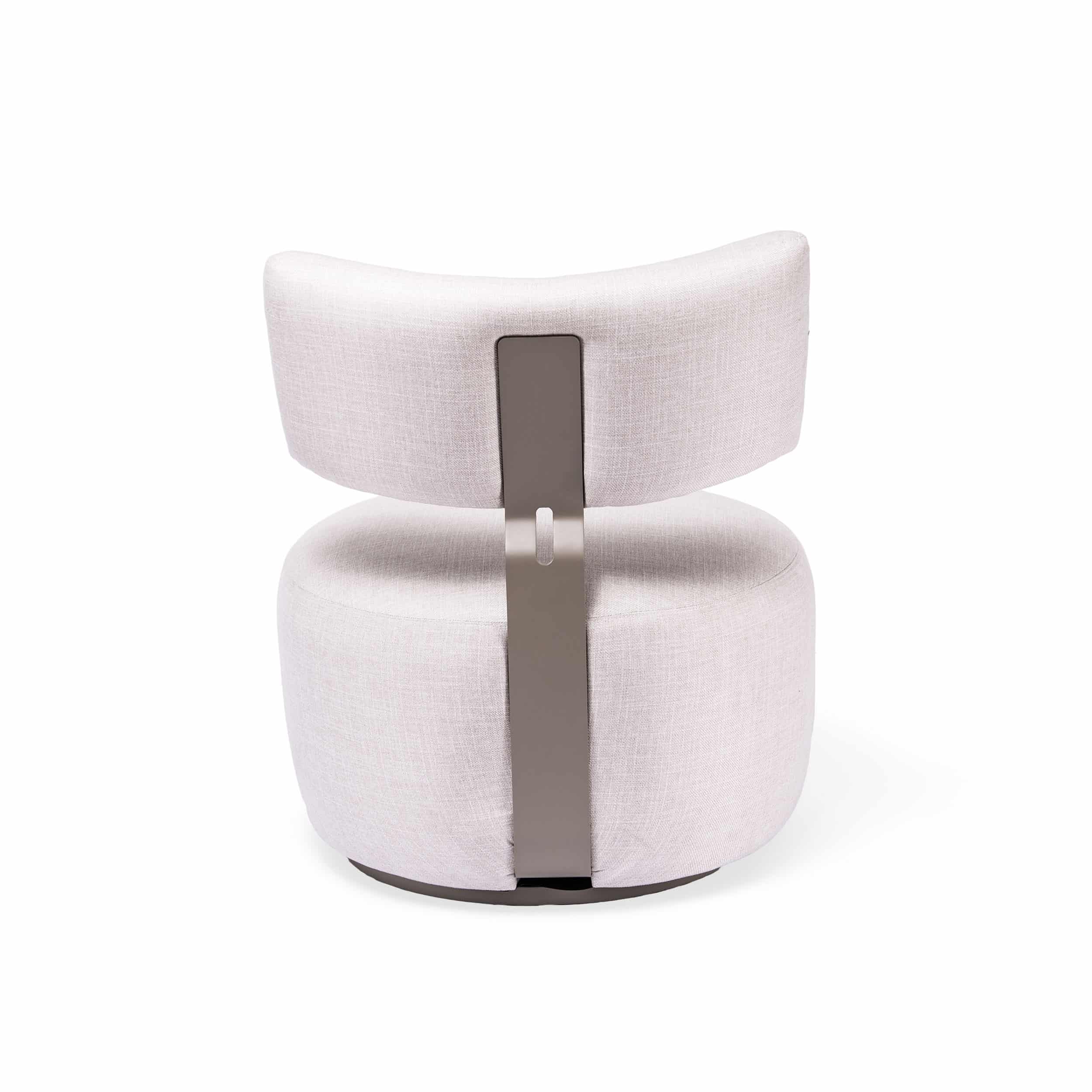 Poltrona Amarone giratoria tapizada en tela clara con diseño compacto y respaldo independiente