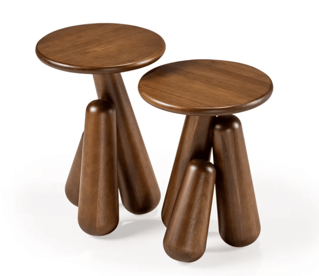 Mesas Laterales Tuki | Diseño de Aciole Feliz. Un diseño escultórico que descansa sobre tres patas torneadas de distintas alturas, creando una sensación de movimiento y resaltando la belleza natural de la madera. Disponibles en versiones alta y baja, pueden utilizarse individualmente o en conjunto. Acabados Imbuia y Capuccino disponibles.