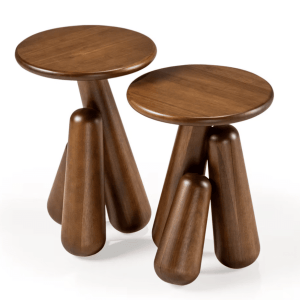 Mesas Laterales Tuki | Diseño de Aciole Feliz. Un diseño escultórico que descansa sobre tres patas torneadas de distintas alturas, creando una sensación de movimiento y resaltando la belleza natural de la madera. Disponibles en versiones alta y baja, pueden utilizarse individualmente o en conjunto. Acabados Imbuia y Capuccino disponibles.