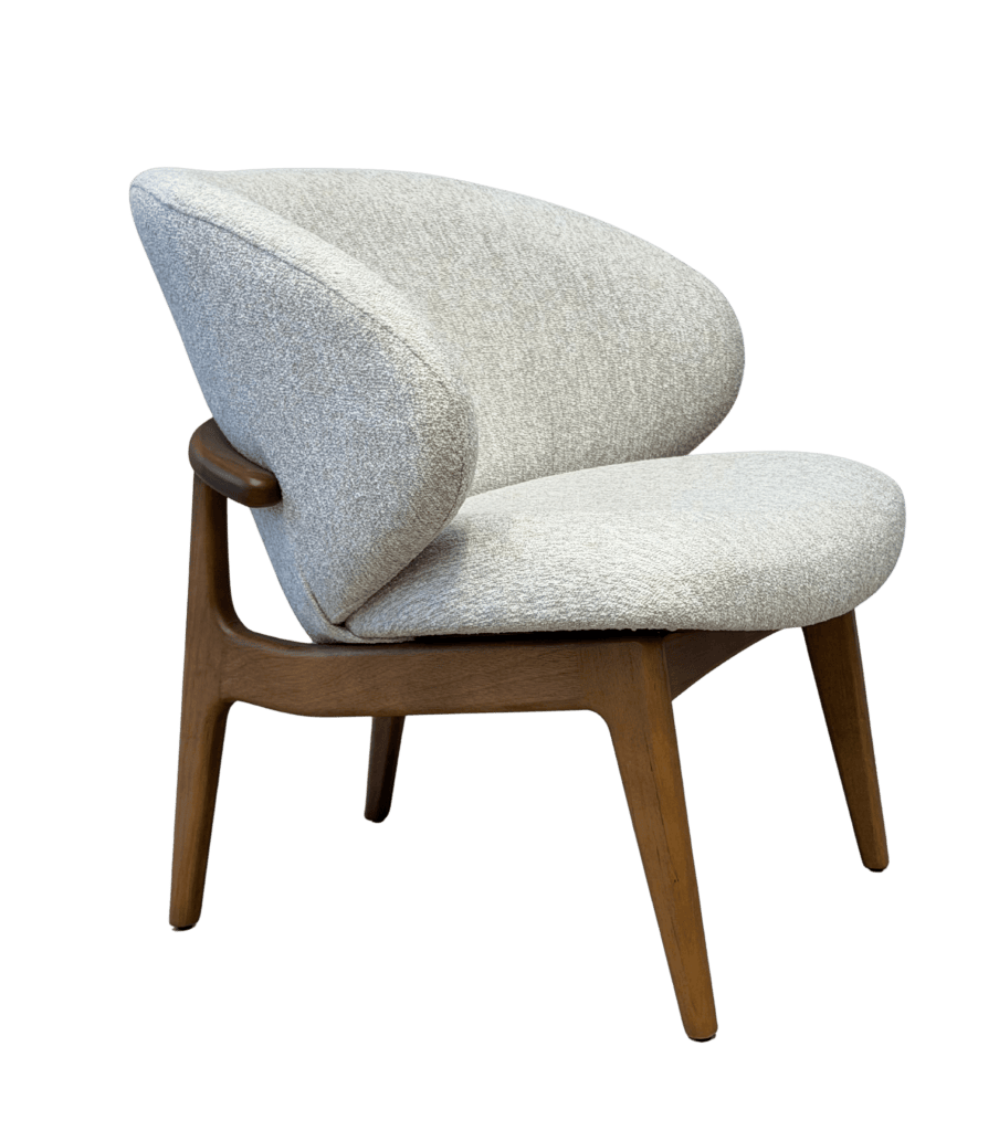 Poltrona Margot de Estúdio CGS con estructura de madera, asiento amplio y respaldo envolvente tapizado en tela clara