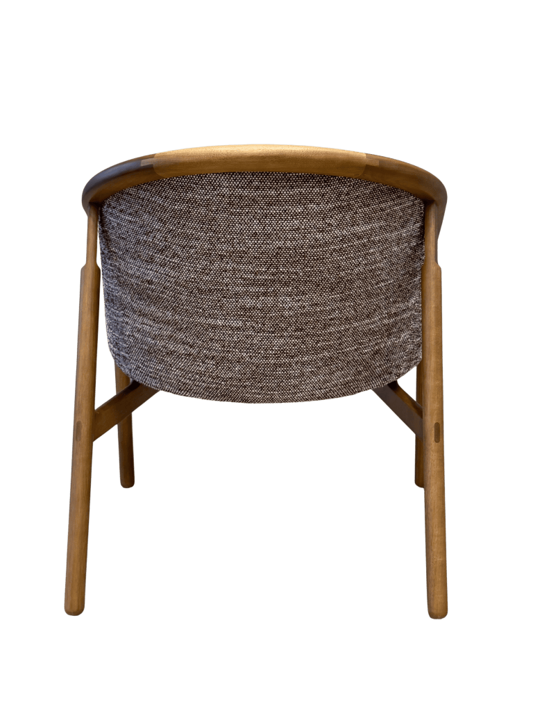 Poltrona Vane tapizada con estructura de madera acabado castaño