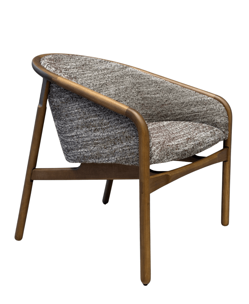 Poltrona Vani tapizada con estructura de madera acabado castaño
