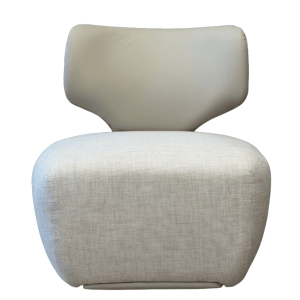 Poltrona Charlotte vista lateral con asiento tapizado en tono claro y respaldo en cuero color marrón