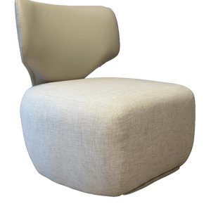 Poltrona Charlotte vista lateral con asiento tapizado en tono claro y respaldo en cuero color tape