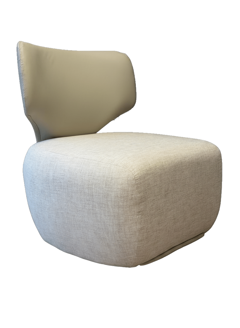 Poltrona Charlotte vista lateral con asiento tapizado en tono claro y respaldo en cuero color tape