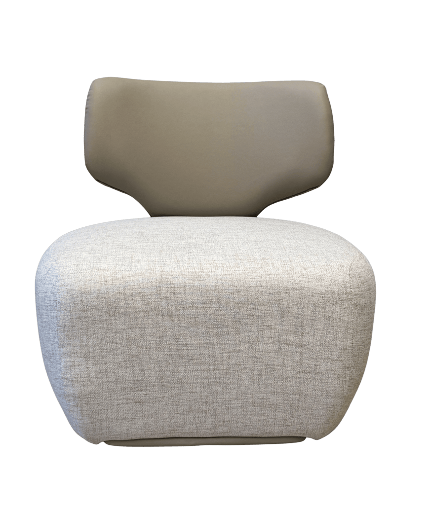 Poltrona Charlotte vista lateral con asiento tapizado en tono claro y respaldo en cuero color marrón.