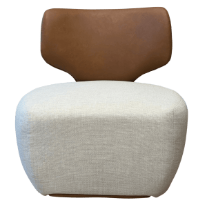 Poltrona Charlotte vista lateral con asiento tapizado en tono claro y respaldo en cuero color marrón