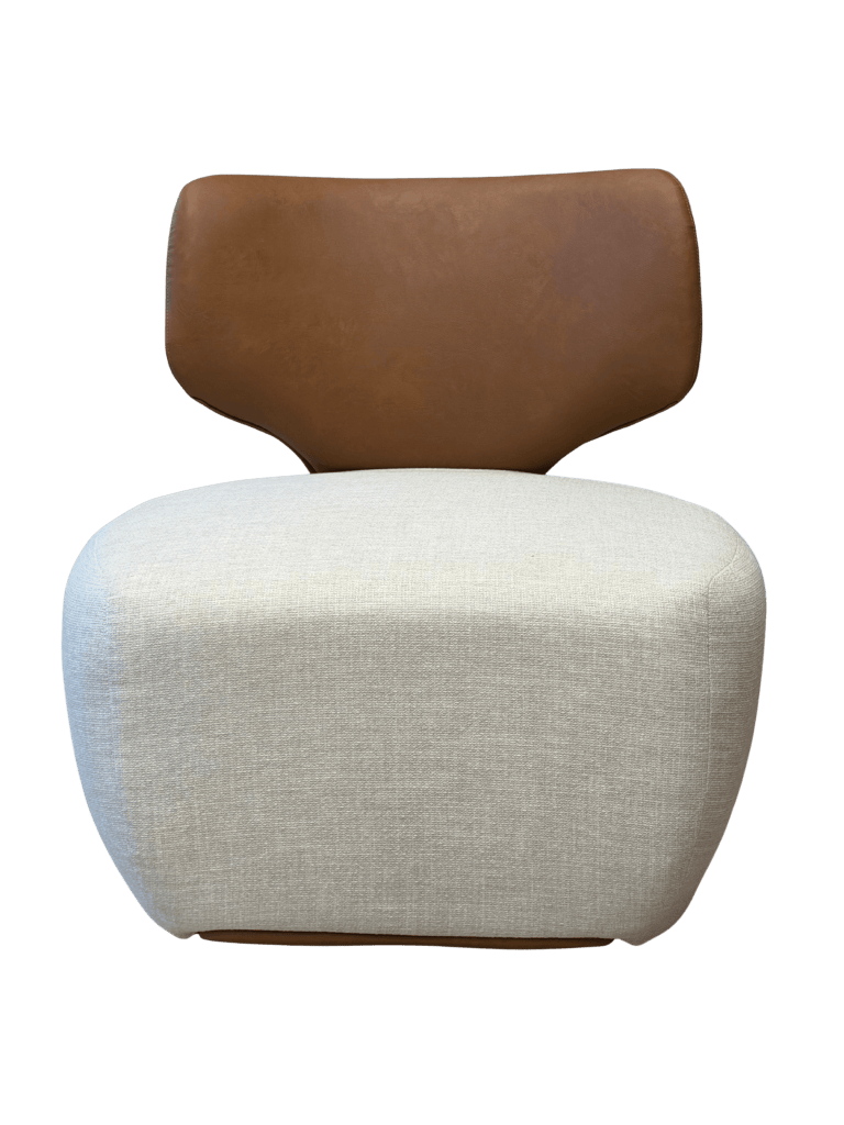 Poltrona Charlotte vista lateral con asiento tapizado en tono claro y respaldo en cuero color marrón
