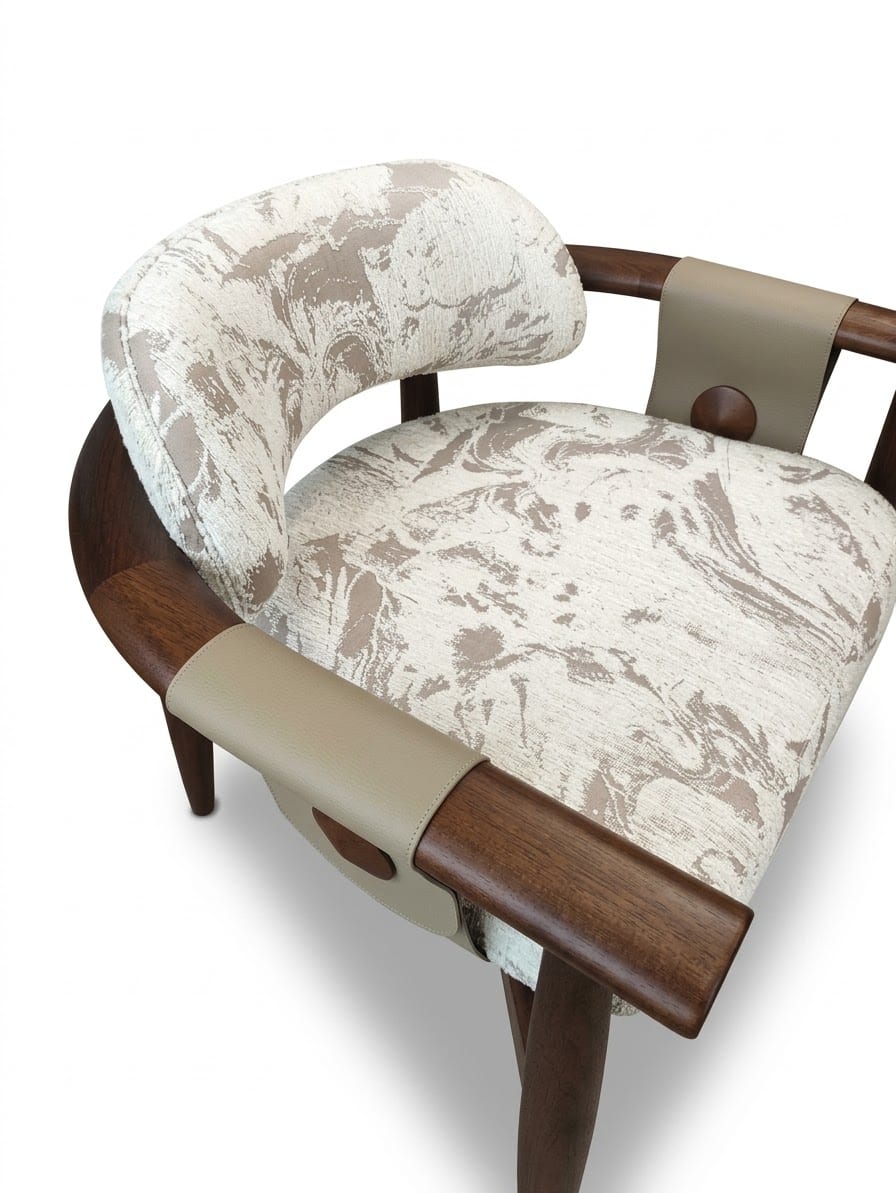 Poltrona Brava diseñada por Eduardo Trevisan, con estructura de madera en tono nogal, tapizado M01 en tonos beige y crema con diseño abstracto y detalles en cuero beige.